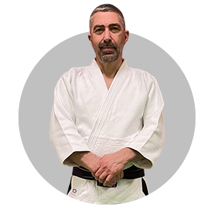 Sébastien Dourthe en keikogi d’aïkido, ceinture noire — 7e Dan, enseignant depuis plus de 30 ans
